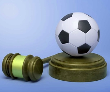 El martillo de la justicia frente a un balón de fútbol