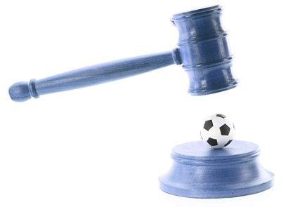 Un martillo que golpea una pelota